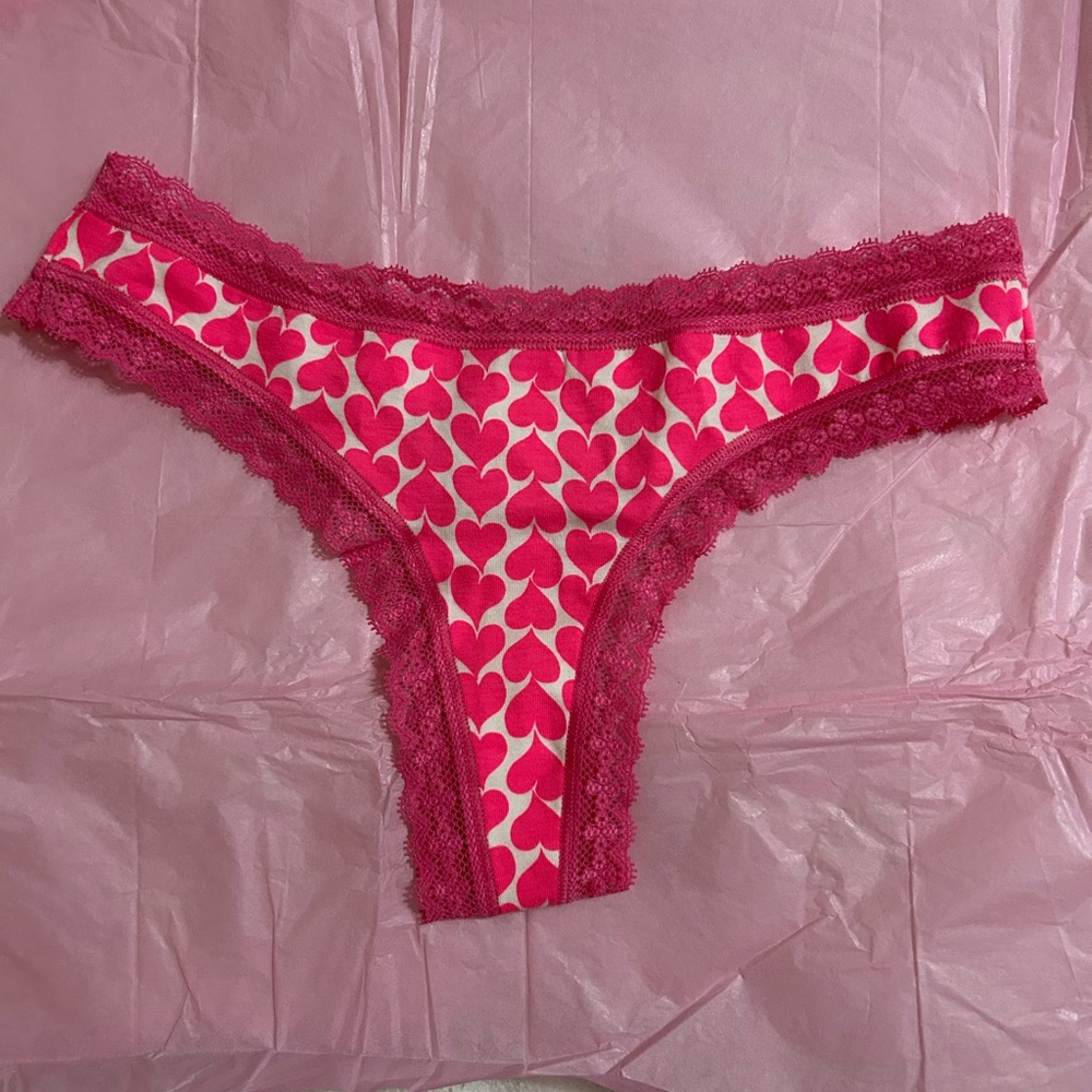 Victoria's Secret Low Rise Thong with Pink Lace & Heart Design Size M NWT
